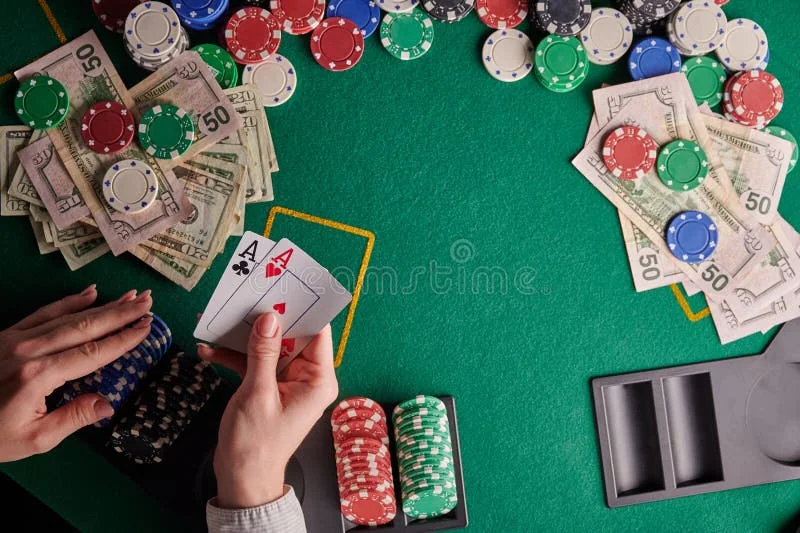 Meja baccarat dan kartu pada area kasino IDR89